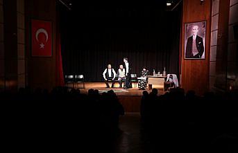 Görme engellilerden oluşan “Ekip Moni“ üçüncü oyununu sahneledi