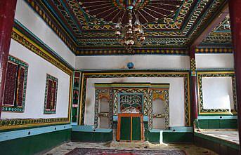 Gümüşhane Valisi Tanrısever tarihi köy odalarını inceledi