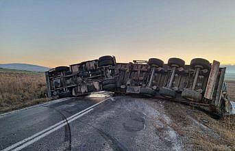 Çorum'da devrilen tırın sürücüsü yaralandı