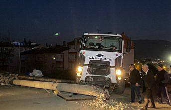Karabük'te çöp kamyonun çarptığı beton elektrik direği devrildi