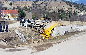 Karabük'te devrilen hafriyat kamyonunun sürücüsü yaralandı
