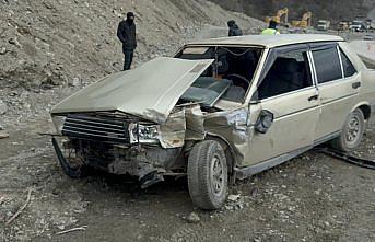 Kastamonu'da kamyonet ile otomobilin çarpıştığı kazada 2 kişi yaralandı