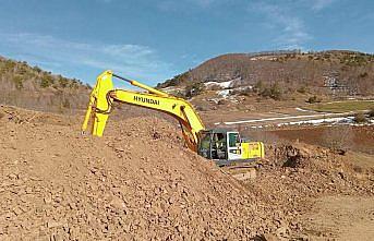 Kaymakam Çeçen, heyelan oluşan Günebakan köyündeki alternatif yol çalışmalarını inceledi