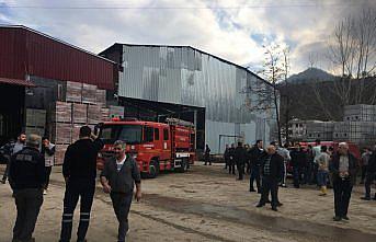 Keşap'ta inşaat malzemeleri deposu yandı