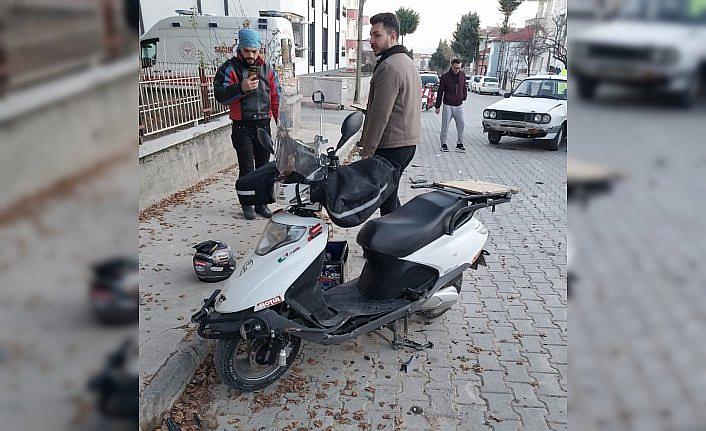 Merzifon'da otomobille çarpışan motosikletin sürücüsü yaralandı