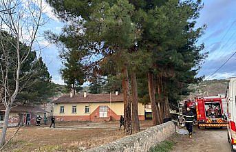 Niksar'da kullanılmayan köy okulundaki yangın hasara yol açtı