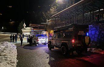 Rize'de iş makinesi operatörü çığ düşmesi sonucu yaralandı