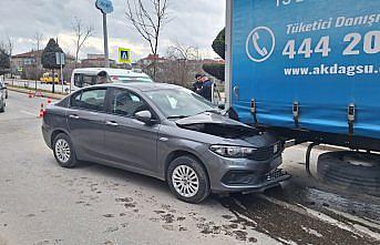 Bafra'da tıra arkadan çarpan otomobilin sürücüsü yaralandı