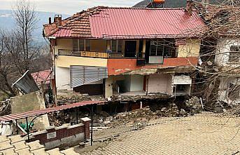 Tokat'ın Günebakan köyündeki heyelanda cami ile 5 ev yıkıldı