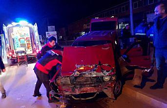 Tokat'ta otomobil ile hafif ticari aracın çarpıştığı kazada 2 kişi yaralandı