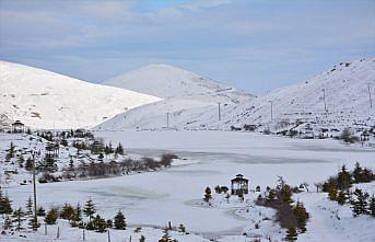 Tokat'ta Üçoluk Göleti'nin yüzeyi buz tuttu