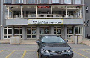 Toyota, Kahramanmaraş'ta bir okula otomobil hibe etti