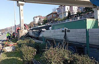 Trabzon'da tırın üst geçidin beton ayağına çarptığı kazada sürücü öldü