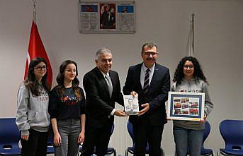 TÜBİTAK Başkanı Mandal'dan projelerini Antarktika'da test eden öğrencilere ziyaret