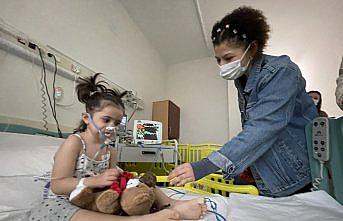 Üniversiteliler hastanede tedavi gören çocukları oyuncaklarla sevindiriyor