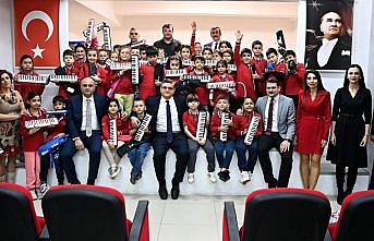 Vali Özarslan, ilkokul öğrencilerine melodika hediye etti