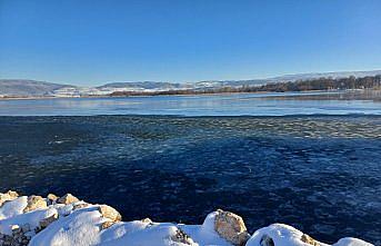 Yeniçağa Gölü kısmen buz tuttu