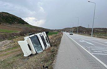 Amasya’da devrilen kamyondaki 3 kişi yaralandı