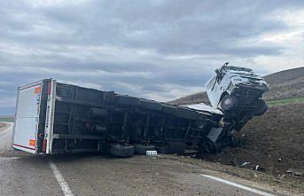Amasya'da devrilen tırın sürücüsü yaralandı