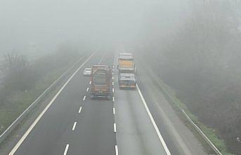 Anadolu Otoyolu'nda sis görüş mesafesini düşürdü