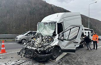 Anadolu Otoyolu'nda tıra çarpan minibüsün sürücüsü ağır yaralandı