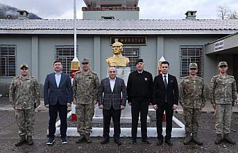 Artvin Valisi Ünsal sınırda Mehmetçik'le bir araya geldi
