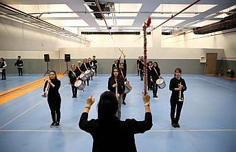 Bando takımı kuran kadınlar gösteriye hazırlanıyor