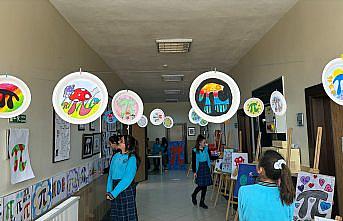 Bayburt'ta ortaokul öğrencileri okulu “pi sayısı“ ile donattılar