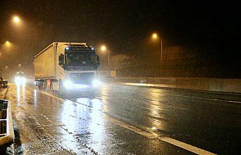 Bolu Dağı'nda kar yağışı etkili oluyor