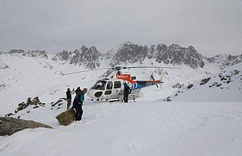 Çengel boynuzlu dağ keçileri için Kaçkarlar'a helikopterle yem taşındı