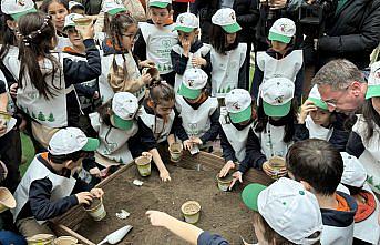 Çorum Valisi Dağlı, vatandaşlara fidan dağıttı