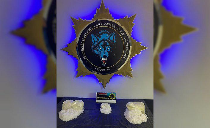 Çorum'da uyuşturucu taşıyan 2 kişi yakalandı