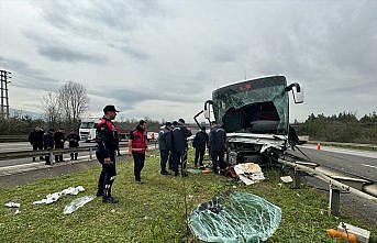 Düzce'de refüje çarpan yolcu otobüsündeki 9 kişi yaralandı