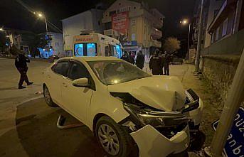 Düzce'de trafik levhasına çarpan otomobildeki 2 kişi yaralandı