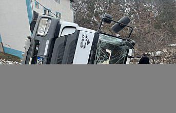 Gümüşhane'de devrilen beton mikserinin sürücüsü yaralandı