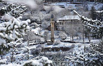 Gümüşhane'de tarihi Süleymaniye Mahallesi beyaz örtüyle kaplandı