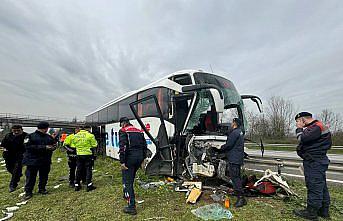 Düzce'de refüje çarpan yolcu otobüsündeki 17 kişi yaralandı