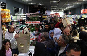 Havza'da mağaza açılışında yapılan indirim yoğunluğa neden oldu