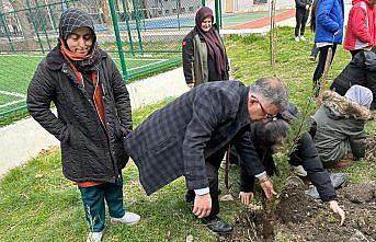 İskilip'te öğrencilere uygulamalı fidan dikme eğitimi verildi