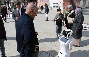 Karabük'te insansı robotla seçim anketi yapıldı