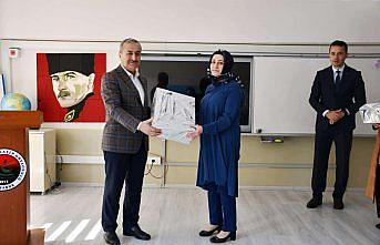 Karabük'te kitap okuma yarışmasını kazanan velilere ödülleri verildi