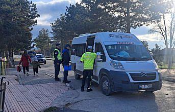 Merzifon'da okul servisi denetimleri sürüyor