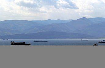 Meteorolojinin fırtına uyarısı sonrası yük gemileri Sinop'un doğal limanına sığındı