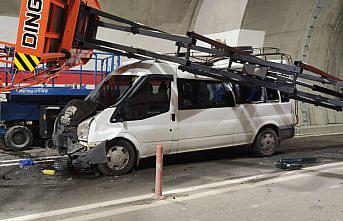 Minibüsün tünelde çalışan işçilerin bulunduğu platforma çarptığı kazada 8 kişi yaralandı