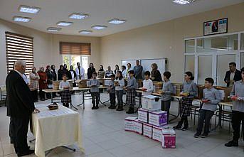 Of'ta velilerin desteğiyle hazırlanan gıda kolileri ihtiyaçlı ailelere ulaştırıldı