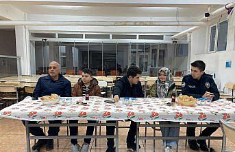 Oğuzlar Kaymakamı Turan, yetim ve öksüz çocukları iftarda ağırladı