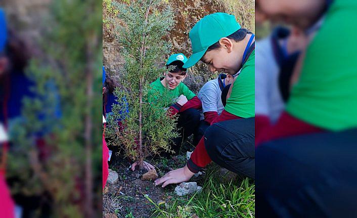 Şalpazarı'nda ortaokul öğrencileri fidan dikti