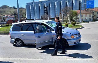 Samsun'da refüje çarpan otomobilin sürücüsü yaralandı