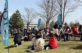 TOGÜ Rektörü Yılmaz, öğrencilerle kitap okudu