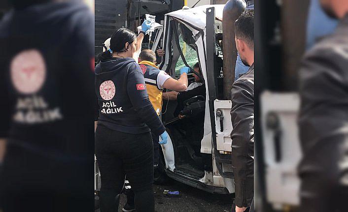 Trabzon'da belediye otobüsüne çarpan kamyonetin sürücüsü yaralandı